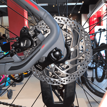 Bicicleta Oggi Big Wheel 7.2 Aro 29 Shimano Deore 11v 2022 Grafite e Vermelho e Preto