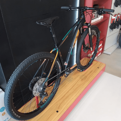 Bicicleta Oggi Big Wheel 7.2 Aro 29 Shimano Deore 11v 2022 Preto e Verde e Laranja