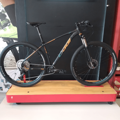 Bicicleta Oggi Big Wheel 7.2 Aro 29 Shimano Deore 11v 2022 Preto e Verde e Laranja