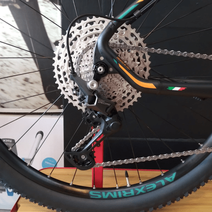 Bicicleta Oggi Big Wheel 7.2 Aro 29 Shimano Deore 11v 2022 Preto e Verde e Laranja