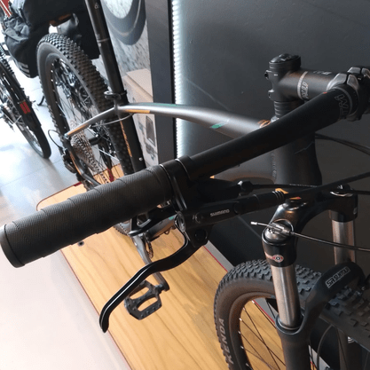 Bicicleta Oggi Big Wheel 7.2 Aro 29 Shimano Deore 11v 2022 Preto e Verde e Laranja