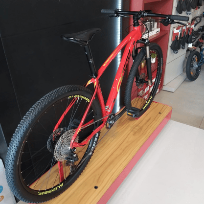 Bicicleta Oggi Big Wheel 7.2 Aro 29 Shimano Deore 11v 2022 Vermelho e Preto e Amarelo