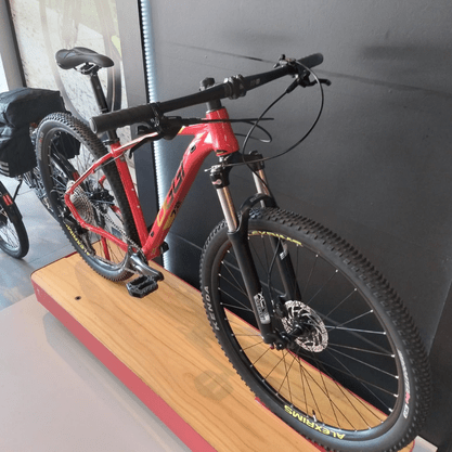 Bicicleta Oggi Big Wheel 7.2 Aro 29 Shimano Deore 11v 2022 Vermelho e Preto e Amarelo