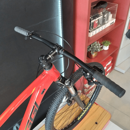 Bicicleta Oggi Big Wheel 7.2 Aro 29 Shimano Deore 11v 2022 Vermelho e Preto e Amarelo