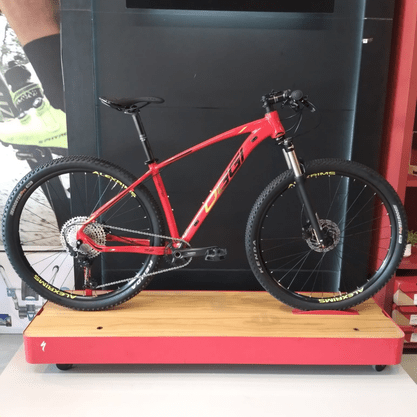 Bicicleta Oggi Big Wheel 7.2 Aro 29 Shimano Deore 11v 2022 Vermelho e Preto e Amarelo