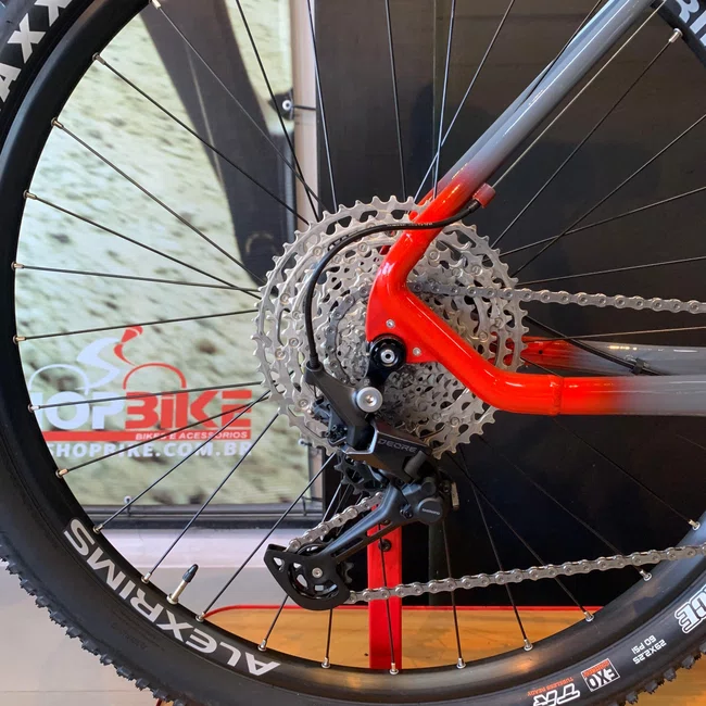 Bicicleta Oggi Big Wheel 7.2 Deore Aro 29 12v Cinza e Vermelho - Seminova