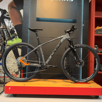 Bicicleta Oggi Big Wheel 7.3 Aro 29 Deore 12v 2022 Grafite e Laranja e Preto