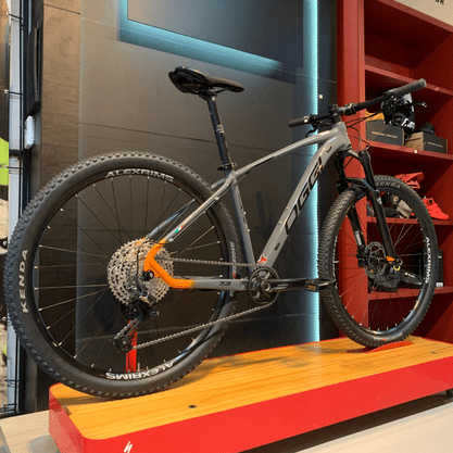 Bicicleta Oggi Big Wheel 7.3 Aro 29 Deore 12v 2022 Grafite e Laranja e Preto