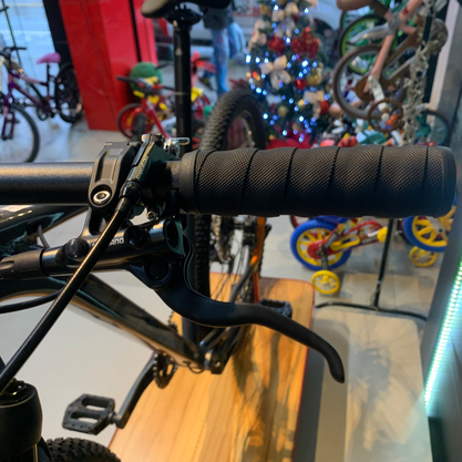 Bicicleta Oggi Big Wheel 7.3 Aro 29 Deore 12v 2022 Grafite e Laranja e Preto