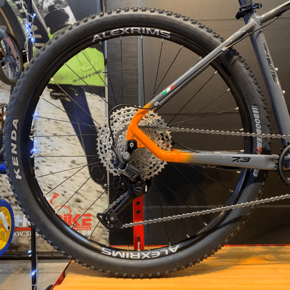 Bicicleta Oggi Big Wheel 7.3 Aro 29 Deore 12v 2022 Grafite e Laranja e Preto