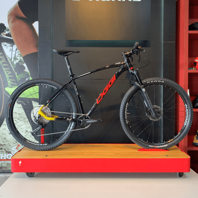 Bicicleta Oggi Big Wheel 7.3 Aro 29 Deore 12v 2022 Preto e Vermelho e Amarelo