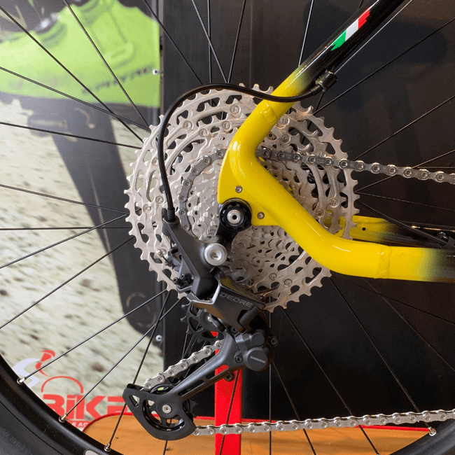 Bicicleta Oggi Big Wheel 7.3 Aro 29 Deore 12v 2022 Preto e Vermelho e Amarelo