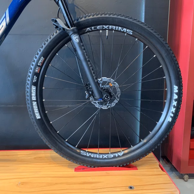 Bicicleta Oggi Big Wheel 7.3 Aro 29 Deore 12v 2025 Azul e Cinza