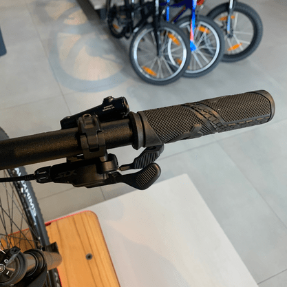 Bicicleta Oggi Big Wheel 7.4 Aro 29 Shimano SLX 12v Preto e Azul e Grafite