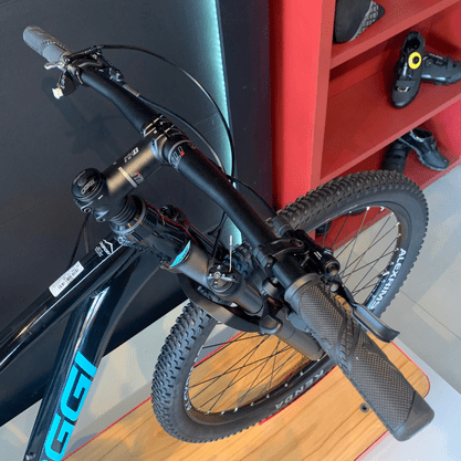 Bicicleta Oggi Big Wheel 7.4 Aro 29 Shimano SLX 12v Preto e Azul e Grafite