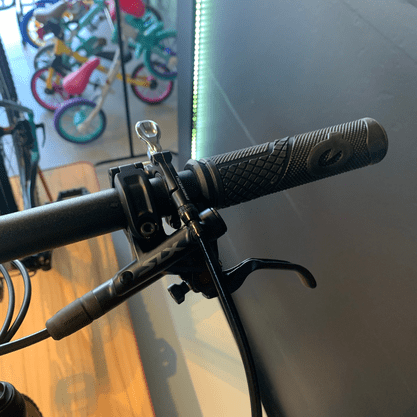 Bicicleta Oggi Big Wheel 7.4 Aro 29 Shimano SLX 12v Preto e Azul e Grafite