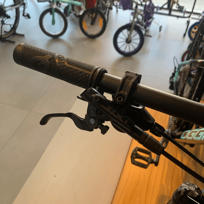 Bicicleta Oggi Big Wheel 7.4 Aro 29 Shimano SLX 12v Preto e Azul e Grafite