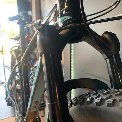 Bicicleta Oggi Big Wheel 7.4 Aro 29 Shimano SLX 12v Preto e Azul e Grafite