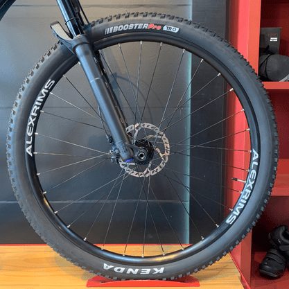 Bicicleta Oggi Big Wheel 7.4 Aro 29 Shimano SLX 12v Preto e Azul e Grafite