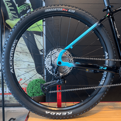 Bicicleta Oggi Big Wheel 7.4 Aro 29 Shimano SLX 12v Preto e Azul e Grafite