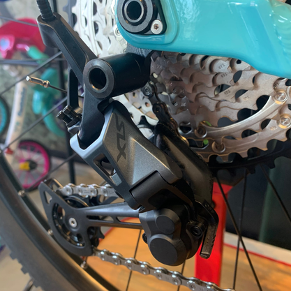 Bicicleta Oggi Big Wheel 7.4 Aro 29 Shimano SLX 12v Preto e Azul e Grafite
