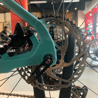 Bicicleta Oggi Big Wheel 7.4 Aro 29 Shimano SLX 12v Preto e Azul e Grafite