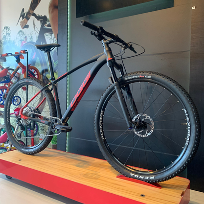 Bicicleta Oggi Big Wheel 7.4 Aro 29 Shimano SLX 12v Preto e Vermelho