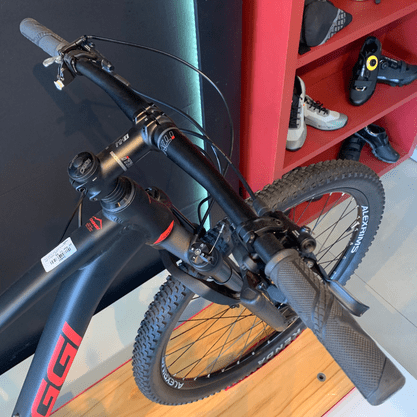 Bicicleta Oggi Big Wheel 7.4 Aro 29 Shimano SLX 12v Preto e Vermelho
