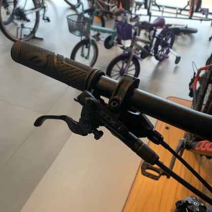 Bicicleta Oggi Big Wheel 7.4 Aro 29 Shimano SLX 12v Preto e Vermelho