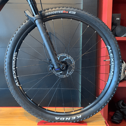 Bicicleta Oggi Big Wheel 7.4 Aro 29 Shimano SLX 12v Preto e Vermelho