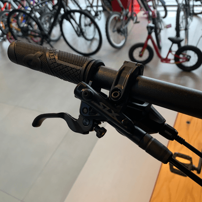 Bicicleta Oggi Big Wheel 7.4 Aro 29 Shimano SLX 12v Grafite e Preto e S-Lime