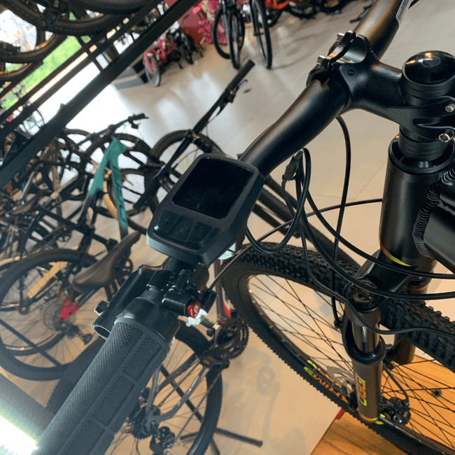 Bicicleta Oggi Big Wheel 8.0 Acera 8v Preta e Vermelho e Amarelo
