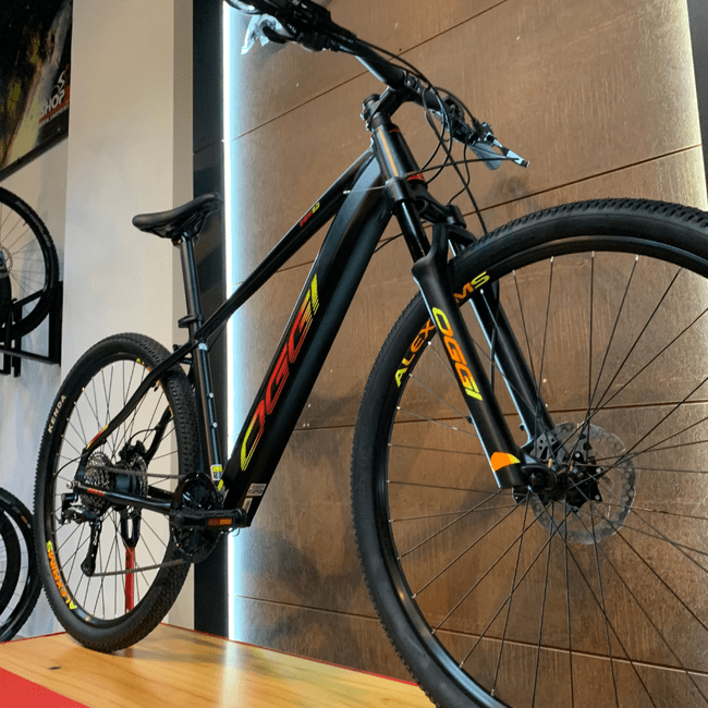 Bicicleta Oggi Big Wheel 8.0 Acera 8v Preta e Vermelho e Amarelo