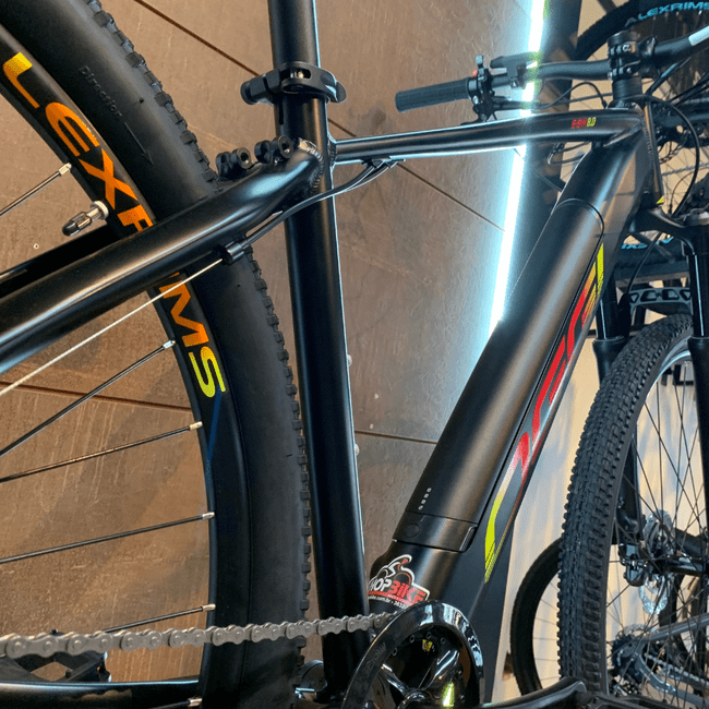 Bicicleta Oggi Big Wheel 8.0 Acera 8v Preta e Vermelho e Amarelo