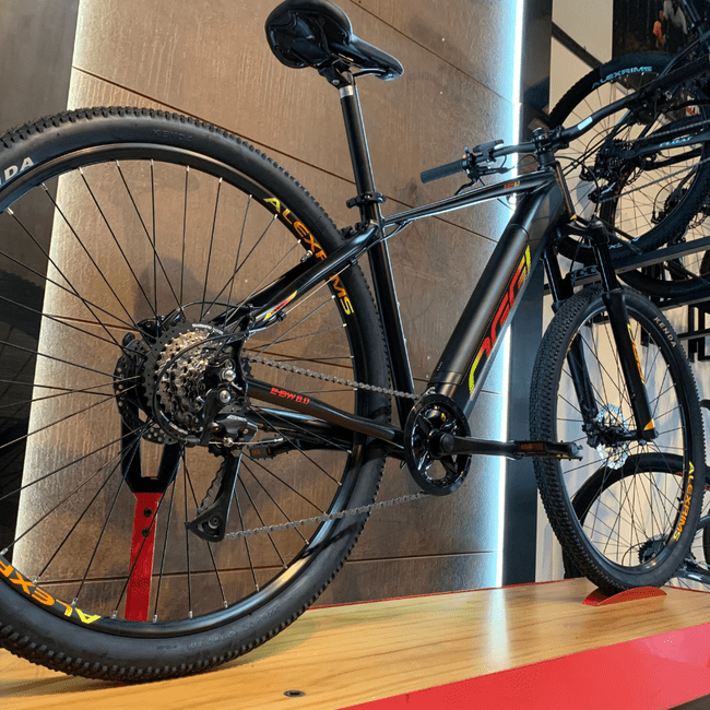 Bicicleta Oggi Big Wheel 8.0 Acera 8v Preta e Vermelho e Amarelo