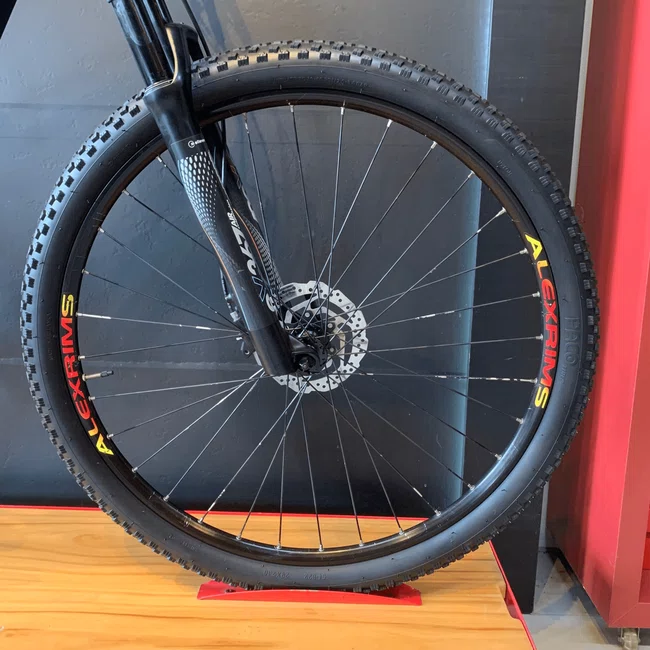 Bicicleta Oggi Big Wheel 8.0 Aro 29 Tourney 8 Velocidades T-17 Preto e Amarelo e Vermelho - Seminovo