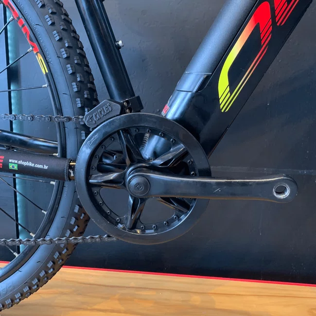 Bicicleta Oggi Big Wheel 8.0 Aro 29 Tourney 8 Velocidades T-17 Preto e Amarelo e Vermelho - Seminovo