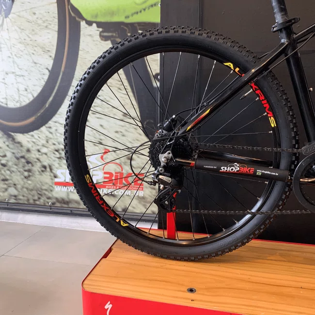 Bicicleta Oggi Big Wheel 8.0 Aro 29 Tourney 8 Velocidades T-17 Preto e Amarelo e Vermelho - Seminovo