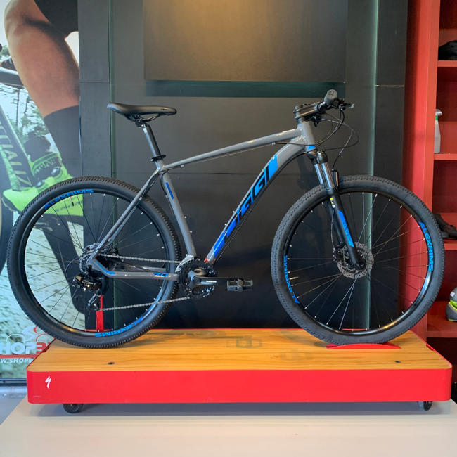 Bicicleta Oggi Big Wheel 7.0 Aro 29 Tourney 24v 2023 Grafite e Azul e Preto
