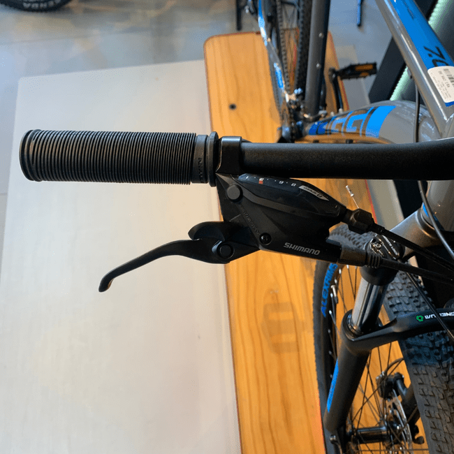Bicicleta Oggi Big Wheel 7.0 Aro 29 Tourney 24v 2023 Grafite e Azul e Preto