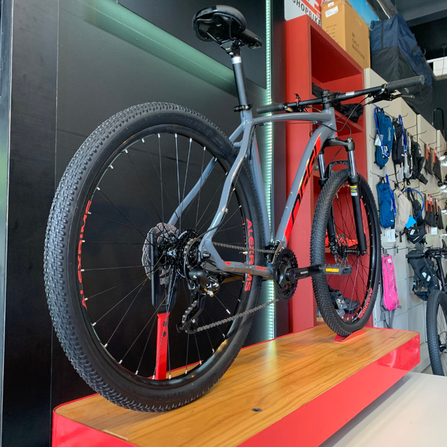 Bicicleta Oggi Big Wheel 7.0 Aro 29 Tourney 24v 2023 Grafite e Vermelho e Preto