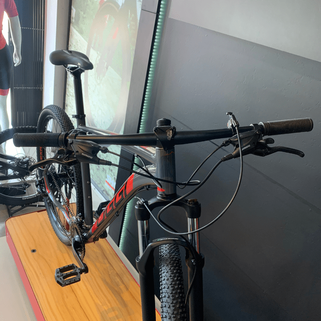 Bicicleta Oggi Big Wheel 7.0 Aro 29 Tourney 24v 2023 Grafite e Vermelho e Preto