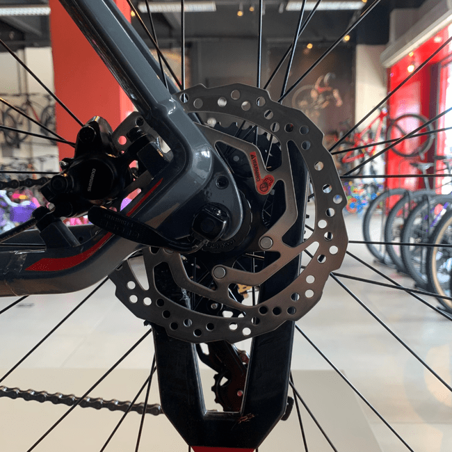 Bicicleta Oggi Big Wheel 7.0 Aro 29 Tourney 24v 2023 Grafite e Vermelho e Preto