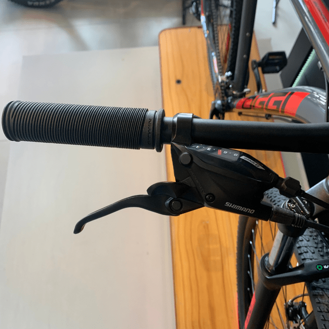 Bicicleta Oggi Big Wheel 7.0 Aro 29 Tourney 24v 2023 Grafite e Vermelho e Preto