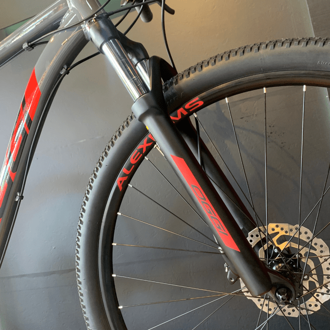 Bicicleta Oggi Big Wheel 7.0 Aro 29 Tourney 24v 2023 Grafite e Vermelho e Preto