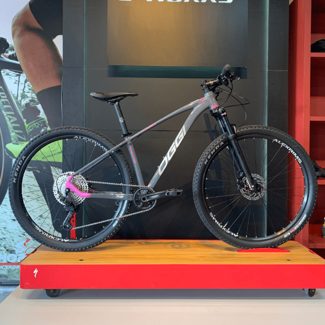 Bicicleta Oggi Big Wheel 7.2 Aro 29 Deore 12v 2024 Grafite e Rosa e Cinza