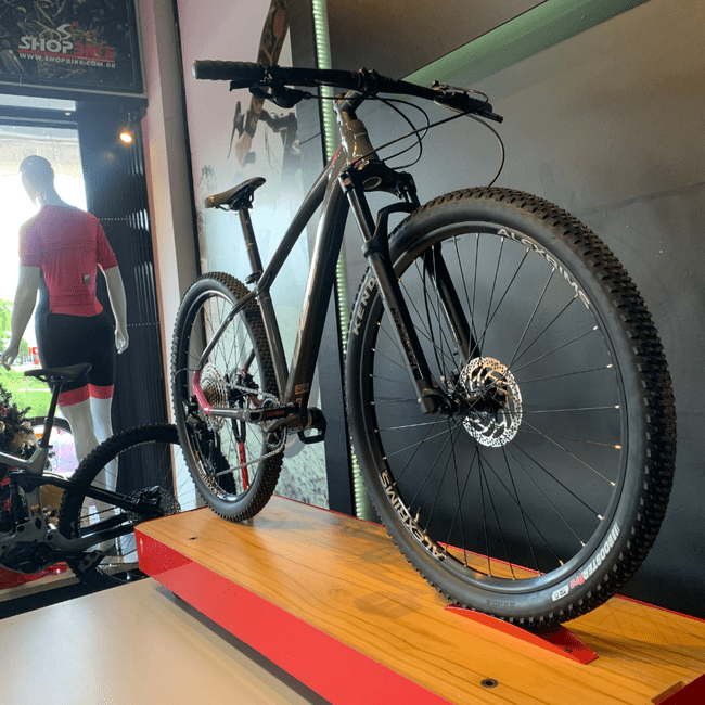 Bicicleta Oggi Big Wheel 7.2 Aro 29 Deore 12v 2024 Grafite e Rosa e Cinza