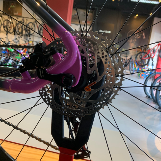 Bicicleta Oggi Big Wheel 7.2 Aro 29 Deore 12v 2024 Grafite e Rosa e Cinza