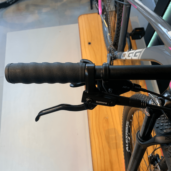 Bicicleta Oggi Big Wheel 7.2 Aro 29 Deore 12v 2024 Grafite e Rosa e Cinza