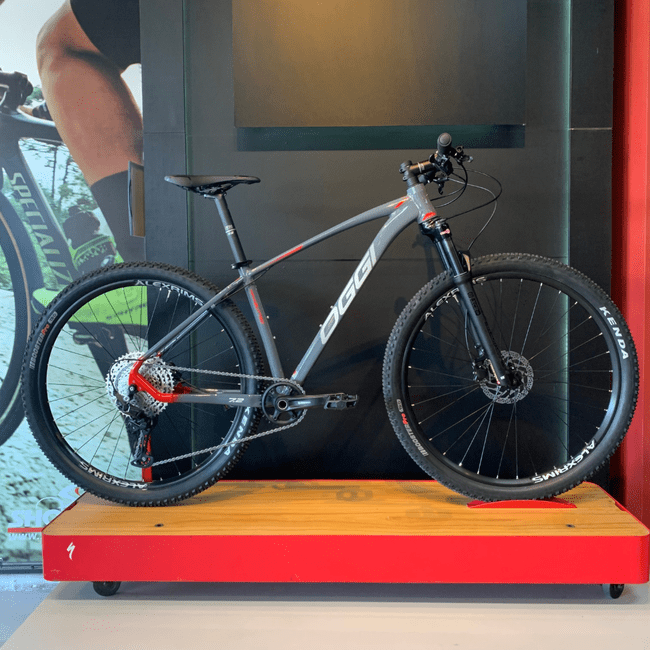 Bicicleta Oggi Big Wheel 7.2 Aro 29 Deore 12v 2024 Grafite e Vermelho e Cinza